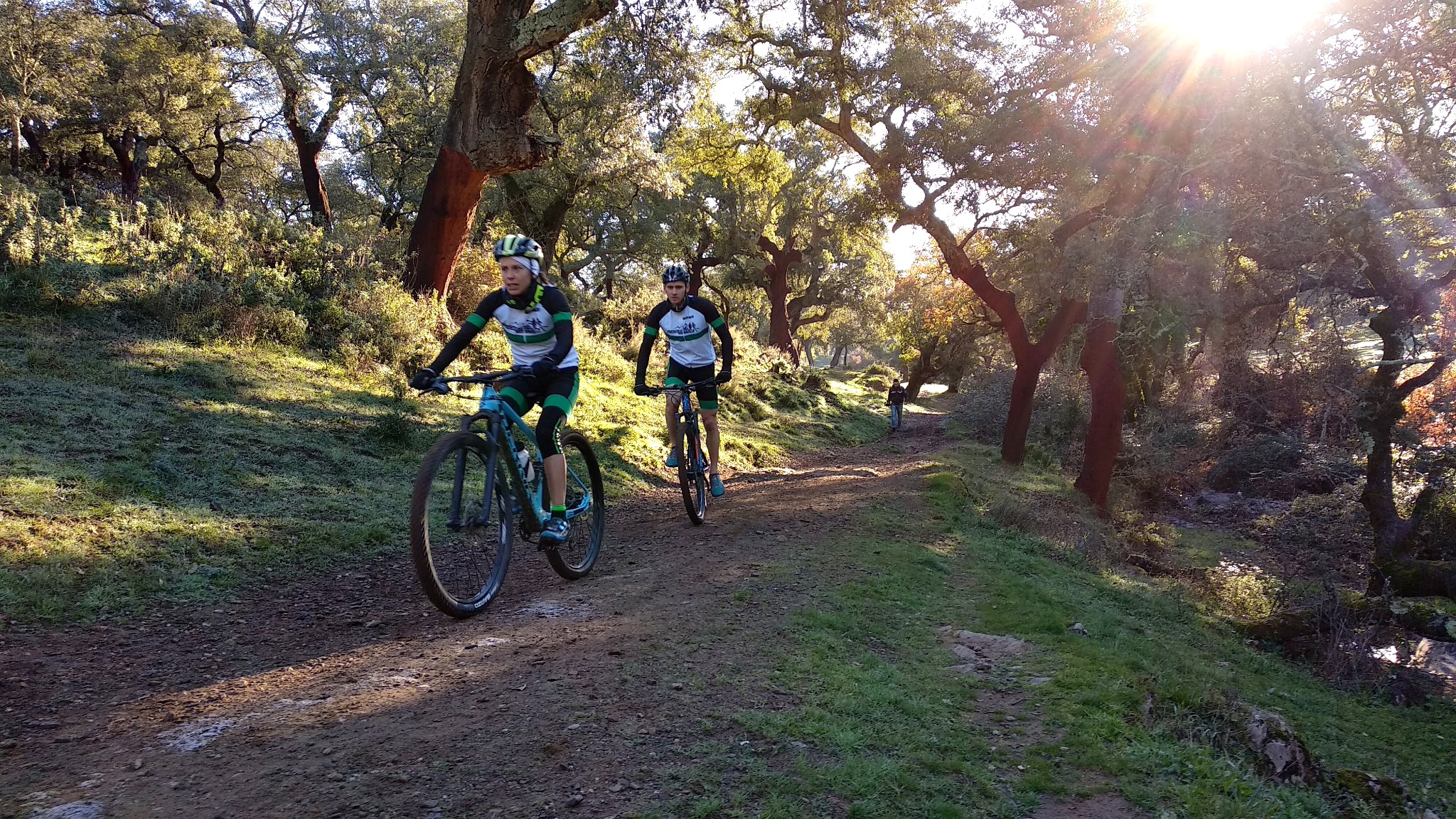 Dos ciclistas recorriendo un camino en la Sierra